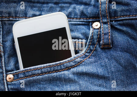 Smartphone in der Tasche der Jeans Hosen oder jeans Stockfoto