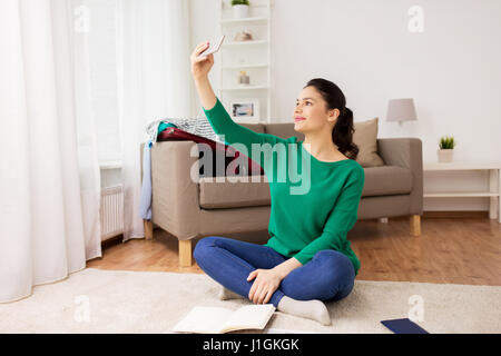 Frau mit Smartphone die Selfie zu Hause Stockfoto