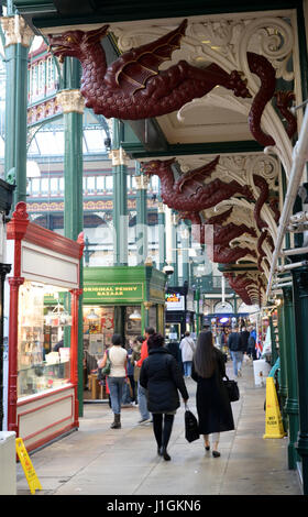 Leeds Kirkgate Market in Leeds, West Yorkshire, England am Pfarrer Lane. Es ist der größte überdachte Markt in Europa Stockfoto