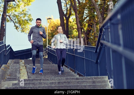 paar läuft unten in Stadt Stockfoto