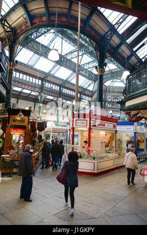 Leeds Kirkgate Market in Leeds, West Yorkshire, England am Pfarrer Lane. Es ist der größte überdachte Markt in Europa Stockfoto