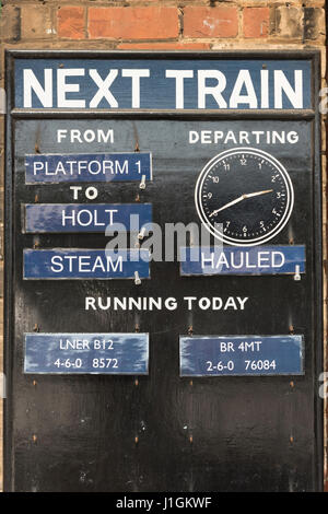 Ein Schild auf dem Bahnsteig Poppy Linie Dampf in Sheringham Norfolk zeigt an- und Abfahrtszeiten und der Fahrplan Stockfoto