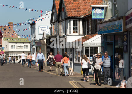 Passanten auf der Straße in Sheringham Norfolk, einer Küstenstadt im Vereinigten Königreich an einem sonnigen Frühlingstag Stockfoto