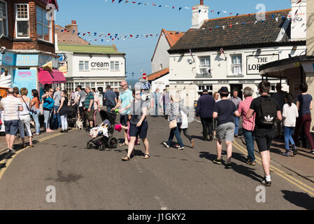 Passanten auf der Straße in Sheringham Norfolk, einer Küstenstadt im Vereinigten Königreich an einem sonnigen Frühlingstag Stockfoto