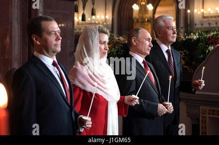 Der russische Präsident Vladimir Putin besucht der orthodoxe Ostergottesdienst in der Christ-Erlöser-Kathedrale 16. April 2017 in Moskau, Russland. Stehen mit Putin (L-R): der russische Premierminister Dmitry Medvedev und Frau Svetlana und Moskauer Bürgermeister Sergei Sobyanin. Stockfoto