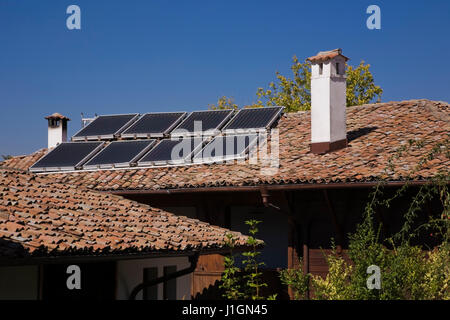 Sonnenkollektoren auf dem Dach von Wohnhaus, Veliko Tarnovo Dorf, Bulgarien, Osteuropa Stockfoto