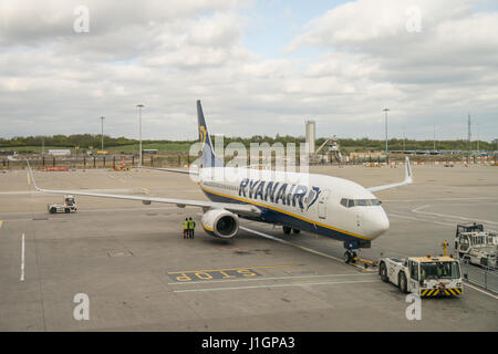 Ryanair 737 Jets auf dem Rollfeld am Flughafen Stansted Stockfoto