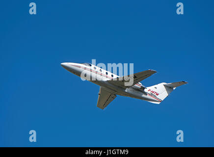 Französisch registriert Raytheon Hawker 400XP Form Inverness Dalcross Abflughafen in Highland Region. Scotland.UK. Stockfoto