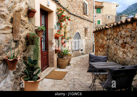 MALLORCA/Spanien - 20. November 2016: malerische Straßen im Dorf Valdemossa Stockfoto