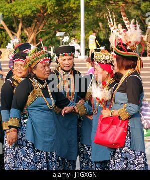 KAOHSIUNG, TAIWAN--8. November 2014: taiwanesische indigene Frauen sind in ihren festlichen Trachten gekleidet Stockfoto