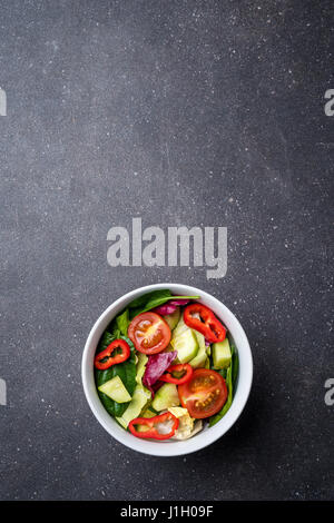 Salat auf dunklen steinernen Tisch Stockfoto