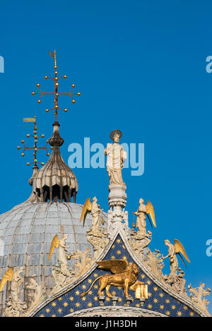 Nahaufnahme der Statue des Heiligen Markus auf Dach der Basilica di San Marco Venedig Stockfoto