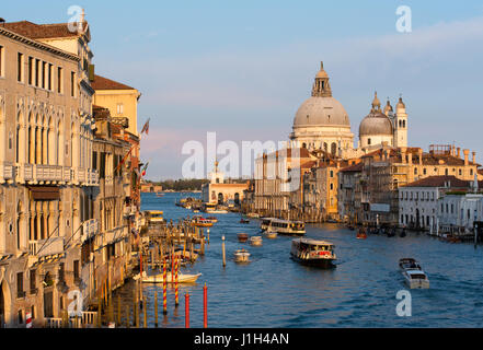 Canal Grande Venedig in Abendsonne entnommen Ponte Accademia-Brücke Stockfoto