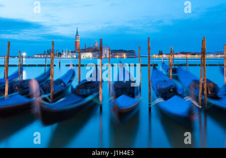 Gondeln festgemacht entlang der Markusplatz mit Kirche von San Giorgio Maggiore im Hintergrund Stockfoto