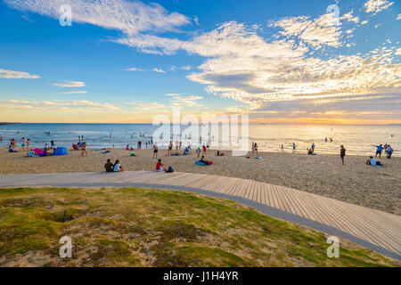 Melbourne, Australien - 28. Dezember 2016: Menschen verbringen Zeit auf St. Kilda Beach bei Sonnenuntergang an einem heißen Sommertag, Victoria, Australien Stockfoto