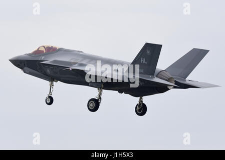 F-35A Lightning II-Jets der 34. FS von Hill Air Force Base Utah trainiert mit dem Vereinigten Königreich basierte f-15 Adler an RAF Lakenheath in Suffolk Stockfoto