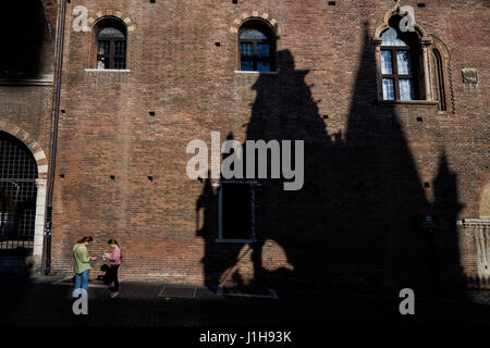 VERONA, Italien - 4. April 2017: der Schatten der Scaligeri Arche mit Touristen vor dem Palazzo della Provincia di Verona Stockfoto