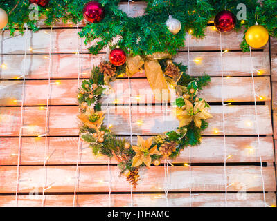 Hängender Adventskranz auf Holz Hintergrund Stockfoto