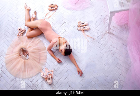 Professionelle Ballett-Tänzerin ruht nach der Aufführung. Stockfoto