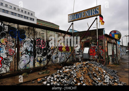 Berlin, Berliner Sehenswürdigkeiten, Fahrrad, blauer Himmel, hell, kalter Krieg, bunte, farbenfrohe Malerei, Farben, Farben, Ost-Berlin, East-Side-Gallery, ehemaligen division Stockfoto