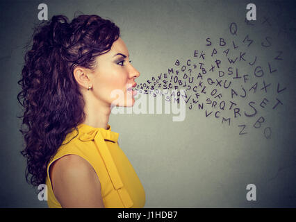 Frau im Gespräch mit Alphabet Buchstaben kommen aus ihrem Mund. Kommunikation, Information, Intelligenz-Konzept Stockfoto
