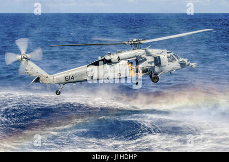 Navy-Offizier bereitet bei Suche und Rettung Training von einem MH-60 Seahawk springen Stockfoto