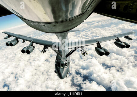 Luftwaffe b-52 Stratofortress tankt aus einem 340. Expeditionary Luft tanken Squadron KC-135 Stratotanker Stockfoto