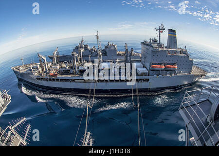 Der Flotte Nachschub Öler USNS Yukon führt ein dual Nachschub mit der USS Carl Vinson Stockfoto