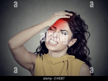 Porträt einer Frau mit Kopfschmerzen, Stress, Schlaflosigkeit, Kater mit roten Alarm Akzent Stockfoto