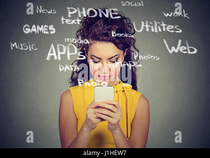 Closeup Portrait mit Smartphone auf grauem Hintergrund isoliert Stockfoto