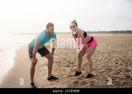 Laufen auf dem Sand ist sehr anstrengend Stockfoto