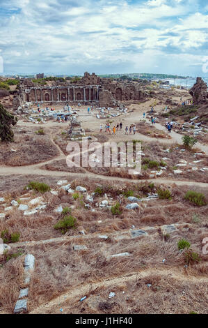 Einen erhöhten Blick auf die antiken römischen Staat Agora Ruinen in die türkische Stadt Side gelegen. Stockfoto