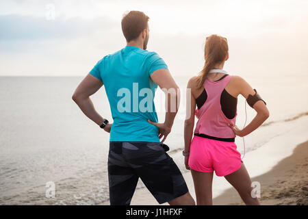 Rückansicht des Paares nach dem Joggen Stockfoto