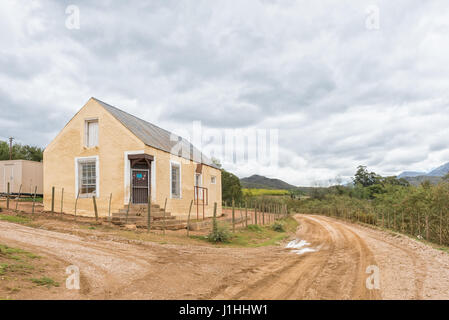 KRUISRIVIER, Südafrika - 24. März 2017: Altbau direkt an der Straße zwischen Kruisrivier und Calitzdorp Stockfoto