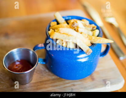 Kennebec Pommes (Kennebec Pommes frites) von Ayden Küche und Bar in Saskatoon, Saskatchewan, Kanada. Stockfoto