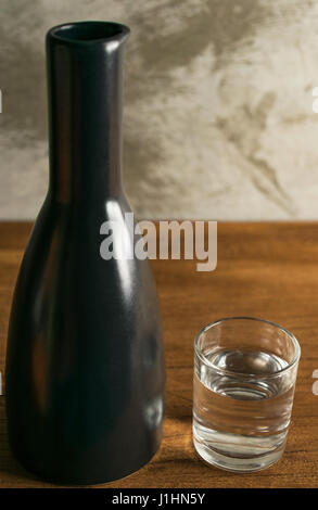 Alkohol, Japannese Whisky, Willen auf Tisch Holz vor konkreten Unschärfe Background Stockfoto