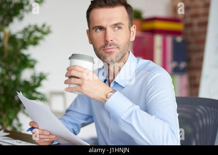 Kaffee trinken und wegsehen Stockfoto