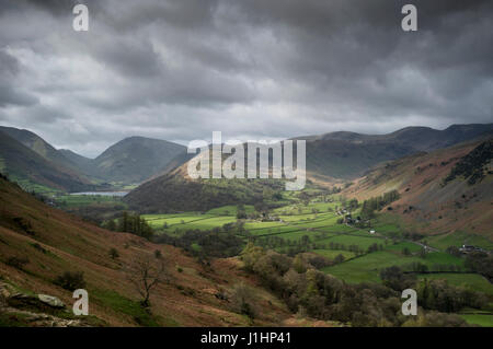 Blick über Patterdale in Richtung Deepdale und Brotherswater von den Hängen des Patterdale Common, Lake District, Cumbria Stockfoto