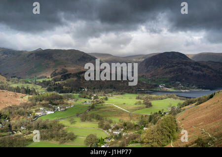 Blick über Patterdale und Ullswater in Richtung Glenridding und Sheffield Hecht von den Hängen des Platz fiel, Seenplatte, Cumbria UK Stockfoto