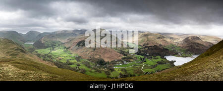 Panoramablick über Patterdale und Ullswater in Richtung Glenridding und Sheffield Hecht von den Hängen des Platz fiel, Seenplatte, Cumbria UK Stockfoto