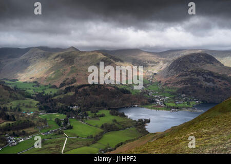 Blick über Patterdale und Ullswater in Richtung Glenridding und Sheffield Hecht von den Hängen des Platz fiel, Seenplatte, Cumbria UK Stockfoto