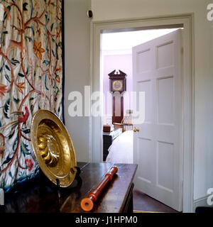 Antiquitäten auf Tisch im Flur. Stockfoto