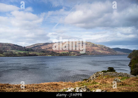 Blick über Ullswater in Richtung Gowbarrow fiel, Ullswater, Lake District, Großbritannien an einem sonnigen Tag mit weißen flauschigen Wolken Stockfoto