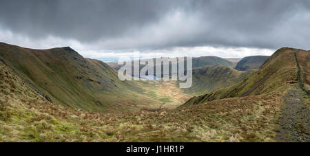 Panoramablick in Richtung Haweswater Reservoir und Riggindale, von der High Street, Lake District Stockfoto