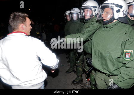 Hunderte von städtischen Randalierer Gesicht Polizeikräfte in den Straßen von Berlin-Kreuzberg, am Maifeiertag Abend 2010 Stockfoto