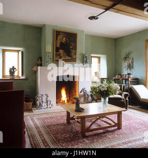 Wohnzimmer mit brennenden Kamin. Stockfoto