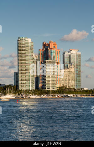 Moderne Eigentumswohnung Türme entlang Miami Beach Waterfront Stockfoto