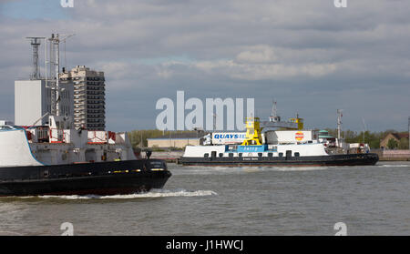 Allgemeine Ansicht der Woolwich Fähre (Ernest Bevin und James Newman) GV. Eine kostenlose Fahrzeug-Fähre über den Fluss Themse in East London, verbinden Stockfoto
