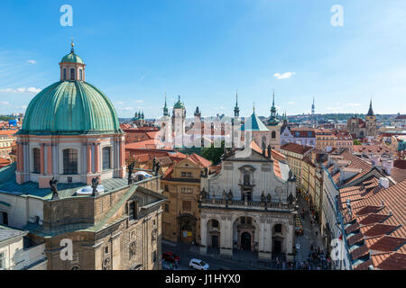 Prag. Blick über die Altstadt vom Turm am Ende der Karlsbrücke, Prag, Tschechische Republik Stockfoto