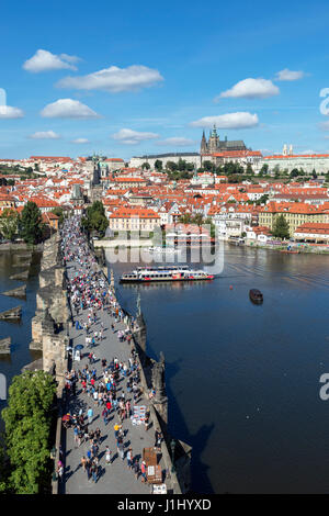 Prag. Die Karlsbrücke über die Moldau mit Blick auf die Prager Burg und die Türme der St Vitus Cathedral, Prag, Tschechische Republik Stockfoto